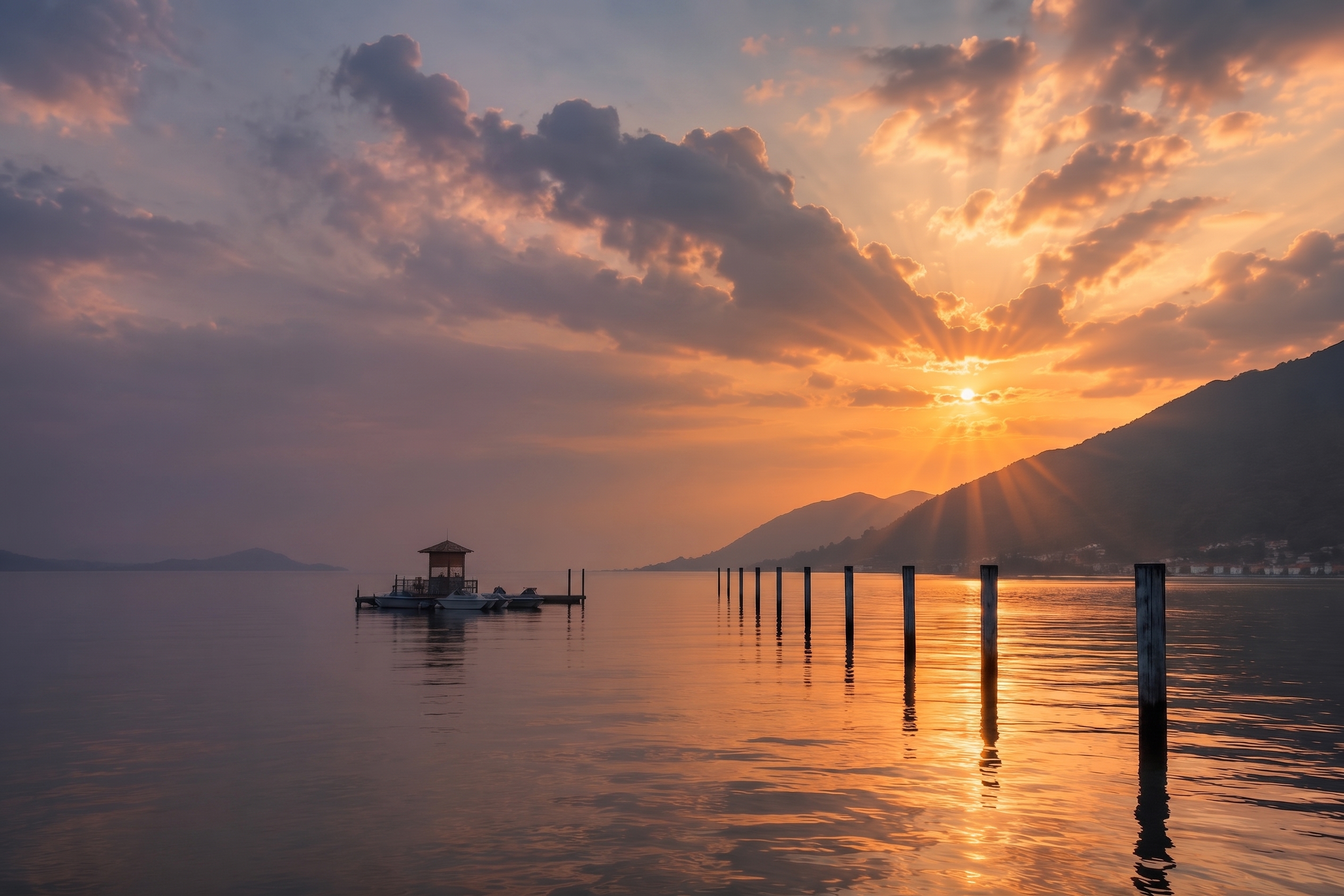 Tramonto sul lago